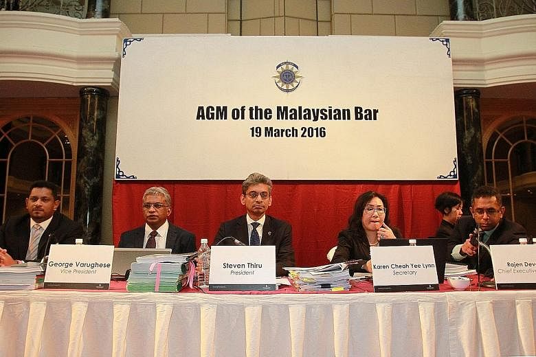 Malaysian Bar president Steven Thiru (centre) at the AGM yesterday, where a motion was approved calling on A-G Apandi Ali to resign over his role in clearing PM Najib Razak of graft charges.