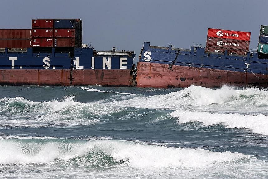 (Left) A worker collecting oil spilled from a container ship owned by T.S. Lines off Shimen, New Taipei City, Taiwan, yesterday. The 15,487-tonne ship ran aground in a storm about 300m from the shore while it was sailing from Hong Kong to Keelung Por