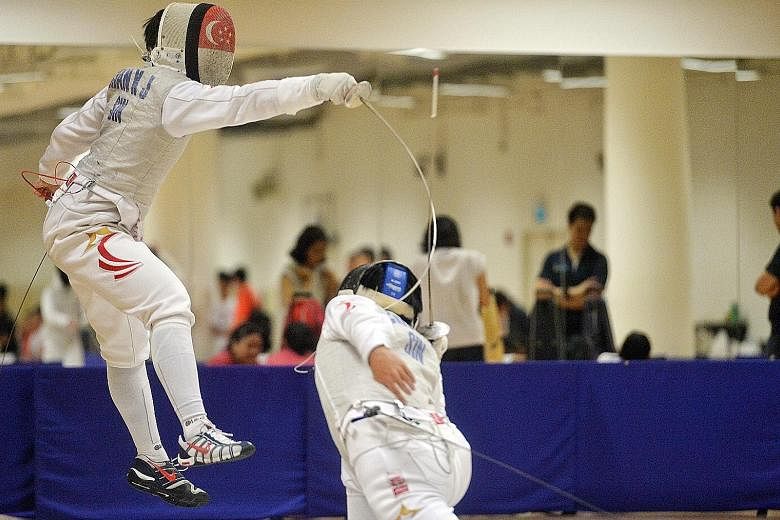 Kevin Chan of HCI (left) facing off with Nicholas Choong of CJC in the A Division foil quarter-finals. He eventually won the final 15-2.
