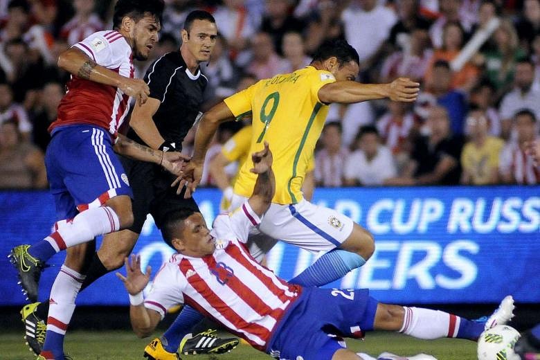 Photo: Paraguay forward Dario Lezcano beats Colombia midfielder