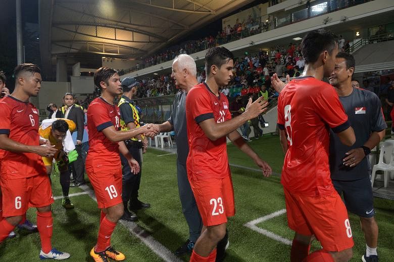 Bernd Stange (middle) with his players after the 2-1 victory against Myanmar in his last home game last week. After the 1-2 loss to Afghanistan in Teheran last night, Stange advocated higher levels of fitness. 