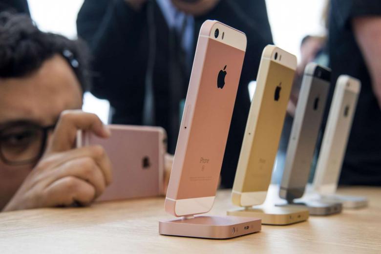 No Rush Queue For Latest Iphone Se The Straits Times
