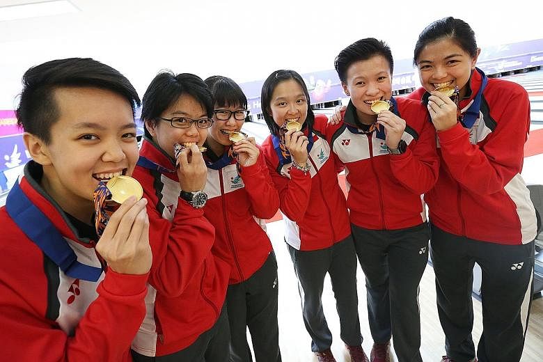Delighted Singapore bowlers (from left) Shayna Ng, Cherie Tan, Joey Yeo, Jazreel Tan, New Hui Fen and Daphne Tan with their women's team gold medals at the 2014 Incheon Asian Games. Besides them, Bernice Lim is also in the world's top 20, with the sp
