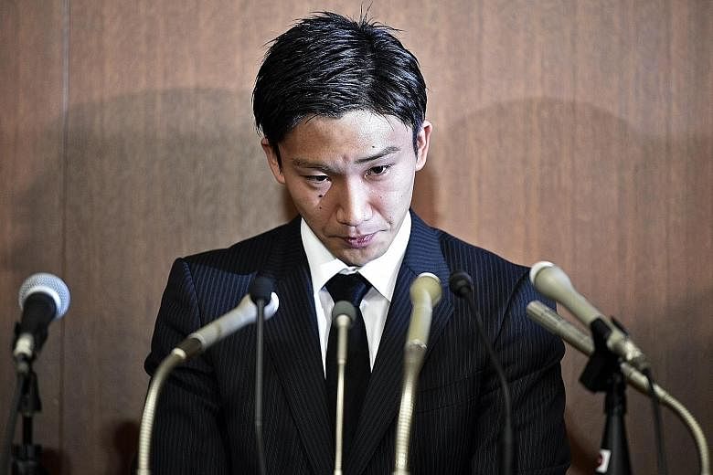 Kento Momota apologising at a press conference on Friday after he admitted to gambling at an illegal casino.