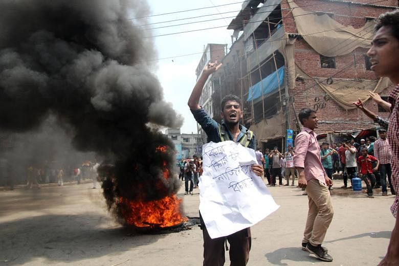 Students of Jagannath University protesting against the murder ofactivist Nazimuddin Samad, in the old part of Dhaka, Bangladesh, on Thursday. 