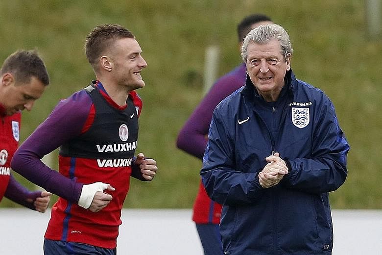 Roy Hodgson with Jamie Vardy during national team training last month. The coach feels the Leicester player did not dive but went down as he became unbalanced while running at high speed.