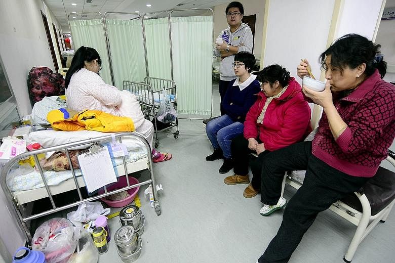 Maternity wards in major hospitals in Jinan have had to set up additional beds along the corridors to accommodate the surge in the number of pregnant women in the Shandong provincial capital.