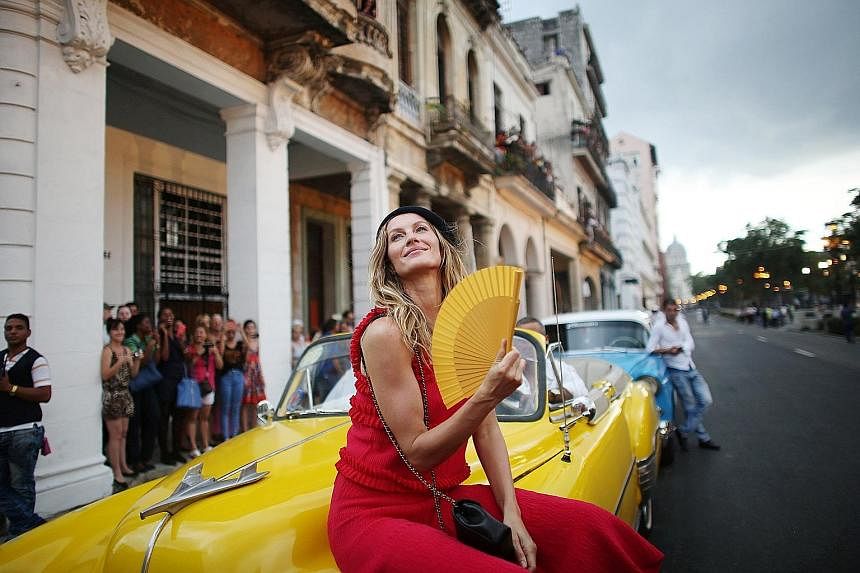 The catwalk show was held on one of Havana's main boulevards, and the collection featured tulle cocktail dresses and models in Panama hats. Designer Karl Lagerfeld with British model Stella Tennant. Celebrities such as supermodel Gisele Bundchen (lef