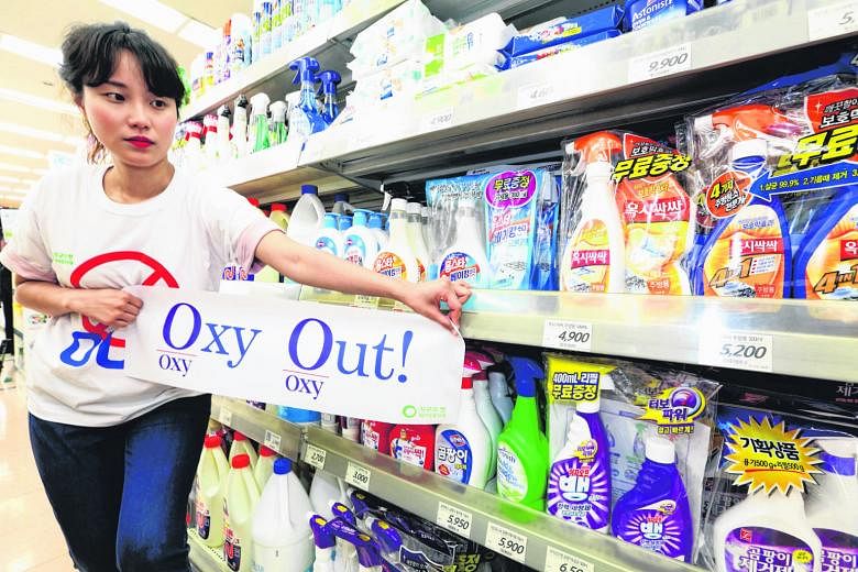 A member of the Korean Federation for Environmental Movement calling for a boycott of products sold by Oxy Reckitt Benckiser Korea at a supermarket in Seoul yesterday. The company's humidifier sterilisers are blamed for the deaths of more than 100 pe