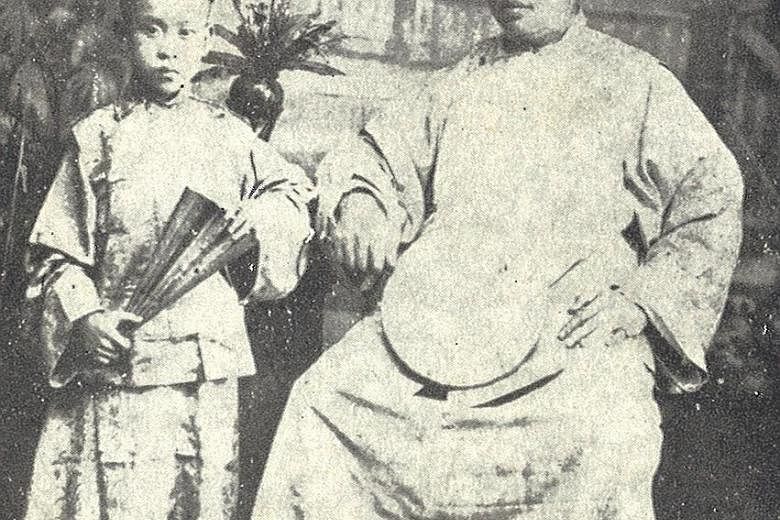 [ ]See Ewe Lay (left) started Lat Pau (below), S'pore's first Chinese daily paper in 1881. He is pictured with his son Tiow Hyong (far left).[/ ]
