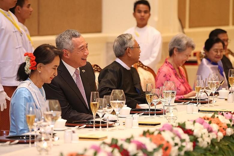 Prime Minister Lee Hsien Loong at a dinner banquet held at the presidential palace in Naypyitaw with (from left) Myanmar's State Counsellor and Foreign Minister Aung San Suu Kyi, President Htin Kyaw, Mrs Lee and Mr Htin Kyaw's wife.