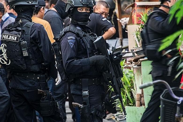 Members of Indonesia's elite anti-terrorist unit Detachment 88, or Densus 88, raided a house in Surabaya yesterday afternoon and nabbed three suspected militants. They also discovered two homemade bombs and weapons in the single-storey house located 