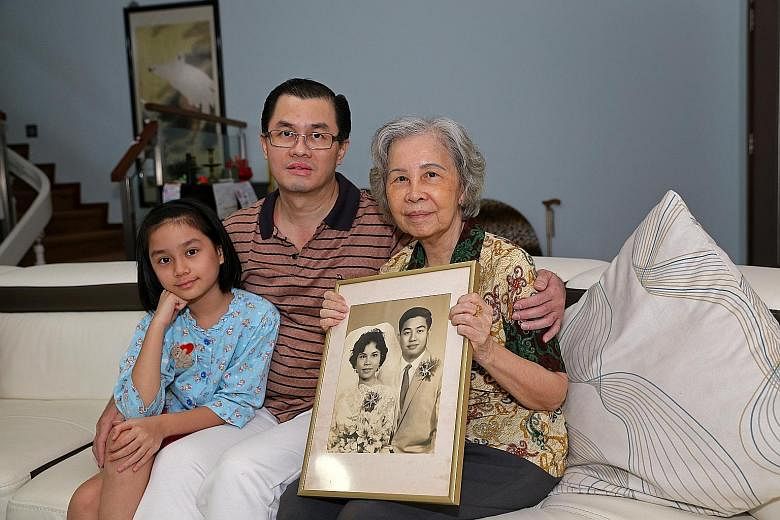 Mr Ong Tiong Yeow with his mother, Madam Han, and his daughter, Andromeda. Madam Han is holding a wedding portrait of herself and the late Mr Ong Peck Lye. The obituary written by the younger Mr Ong has received thousands of likes on Facebook.