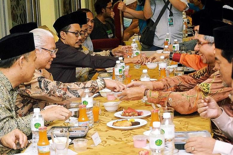 More than 600 guests and worshippers gathered for an iftar (breaking of fast) function hosted by the Al-Ansar Mosque yesterday evening, tucking into a healthier and more nutritious spread of food. This is in line with this year's Touch of Ramadan Cam