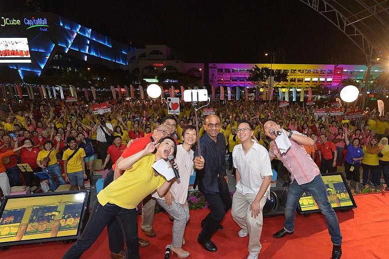 The PAssionArts Festival is back for the fifth year, and its launch drew some 3,000 residents to the open field beside Jurong East MRT station last night. The occasion prompted Deputy Prime Minister Tharman Shanmugaratnam to take a wefie with the cro