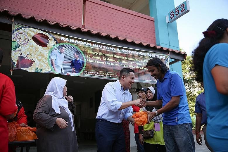 Some 1,000 Woodlands residents received a hot meal of briyani and porridge yesterday evening as part of an initiative to provide food for elderly and low-income residents for the five Mondays during Ramadan. The food was distributed at a block of ren
