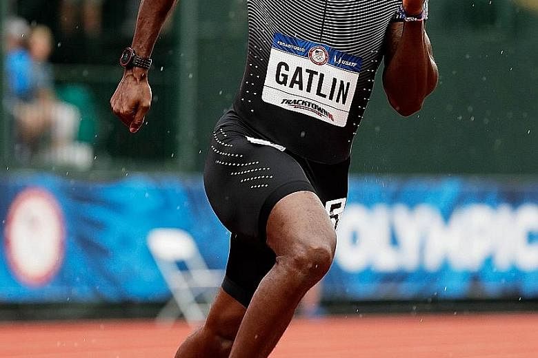 Justin Gatlin, who earlier took the 100m, held off a fast-finishing LaShawn Merritt to win the 200m in 19.75 seconds.