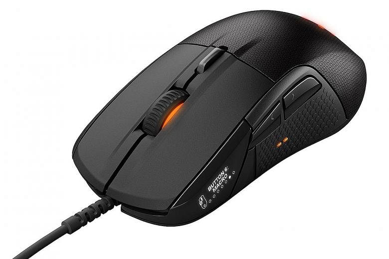The Steelseries Rival 700 Gaming Mouse is the big brother of the Rival 300. While not quite identical, they have very similar shapes, textured rubber side grips and thumb buttons.