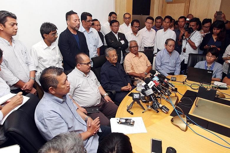 Dr Mahathir (seated, third from left) speaking to the press yesterday. With him are (from left) Parti Amanah Negara deputy president Salahuddin Ayub, PKR vice-president Shamsul Iskandar, PAS MP Mahfuz Omar and DAP supremo Lim Kit Siang.