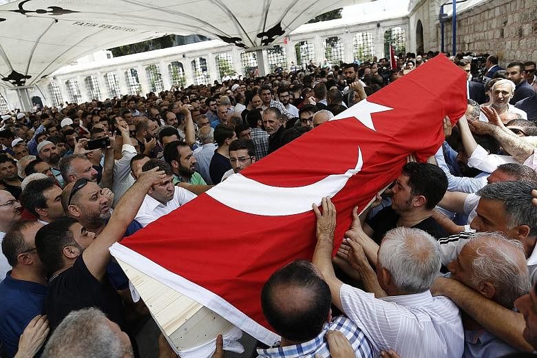 Mourners carrying the coffin of one of the coup victims during a funeral service at Fatih Mosque in Istanbul yesterday. Leaders of the weekend coup attempt appeared to lack any allies. The insurrectionists also tried but failed to control communicati