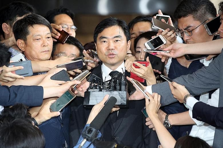 Senior prosecutor Jin Kyung Joon mobbed by the media as he appeared before the Seoul Central District Prosecutors' Office last Thursday for questioning.