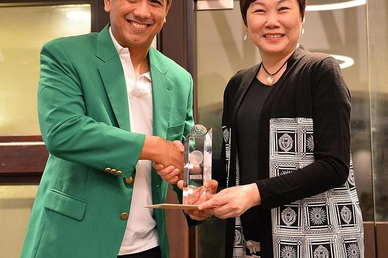 Chris Chiu, J. Walter Thompson Singapore's chief creative partner, getting his award from Singapore Press Holdings' executive vice-president and head of marketing division Elsie Chua. He won the SPH Golf Challenge held at the Tanah Merah Country Club