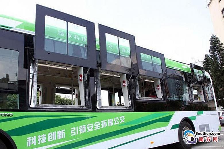 The new bus has nine exits altogether: two conventional ones found on buses and seven new safety windows. These windows can be opened to allow exit and are larger than usual for the benefit of seniors and children.