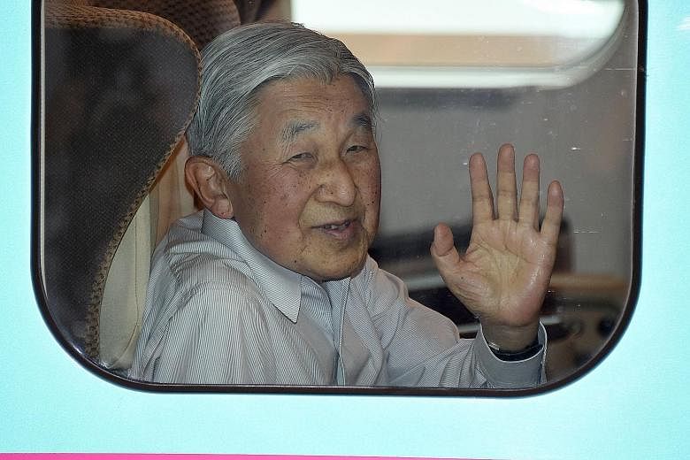 Emperor Akihito, 82, seen here through a window of a train at Tokyo Station last Monday, reportedly does not wish to remain the monarch if he has to cut back on his official duties due to health problems.