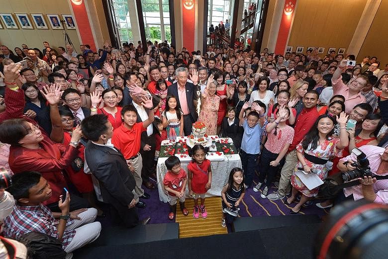 There was a feast of Singapore food at the Singapore Embassy in Washington, DC on Sunday when Prime Minister Lee Hsien Loong and Mrs Lee joined more than 500 Singaporeans based in the United States for an early National Day celebration. There was a c