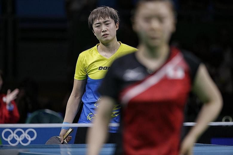 Feng Tianwei (background) grimacing as she failed to beat Ai Fukuhara, against whom she had a 14-3 record.