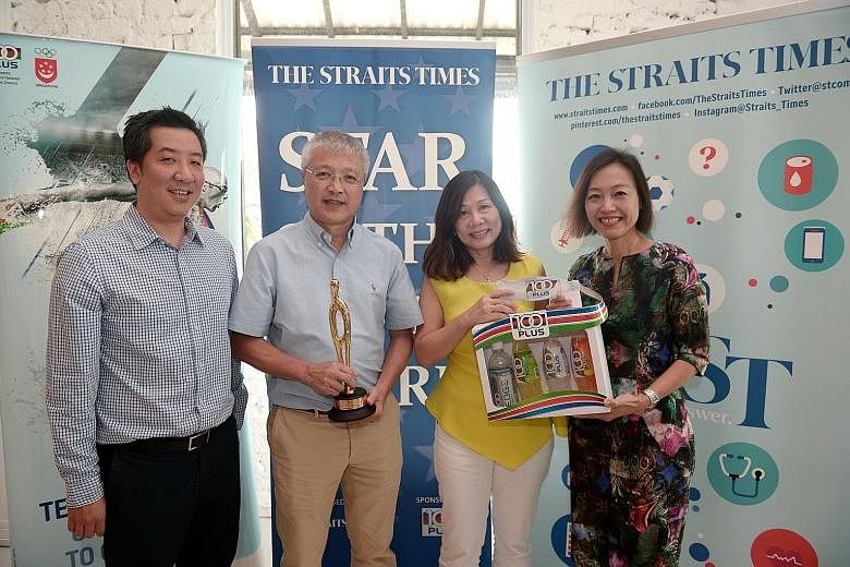 Yeo Jia Min's parents, Yeo Sik Tat and Judy Wong (couple in the middle) receiving the ST Star of the Month award from ST sports editor Marc Lim and Jennifer See, general manager of F&N Foods Singapore. This is the second time Yeo has won this accolad