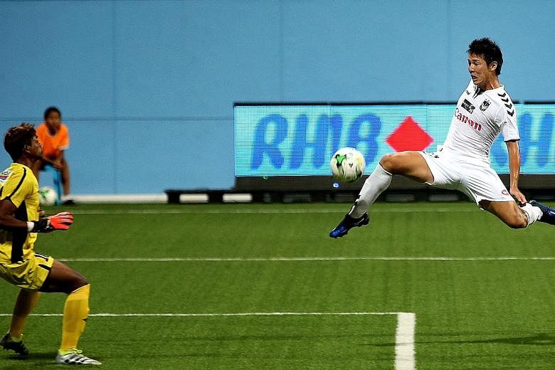 Albirex striker Atsushi Kawata taking a shot, as Balestier's substitute goalkeeper Naqiuddin Nodin gets down for a save.