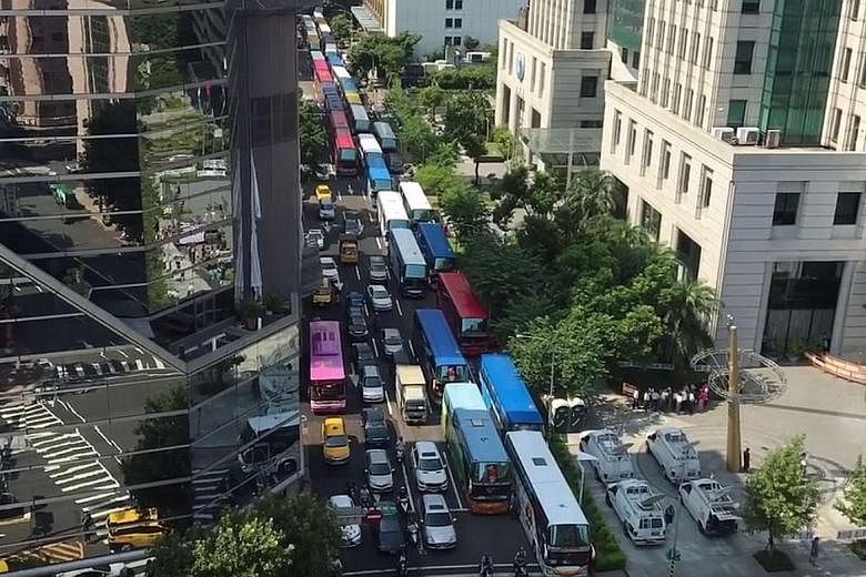 Drivers parked their tour buses in major roads in Taipei yesterday, causing three-hour traffic jams. The drivers are angry at recent rules imposed by the government in the wake of a tour bus crash in which 26 people died.