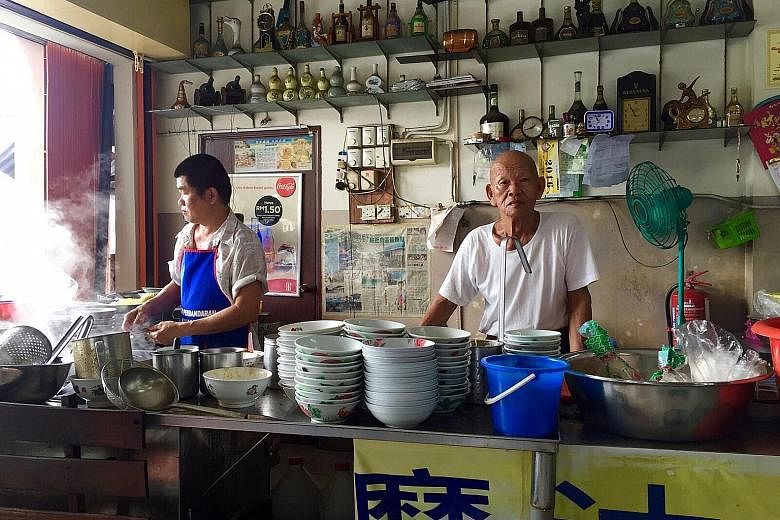 Kluang railway station was once an inland port transporting agricultural goods and military assets during British rule. Kluang's famous curry noodle shop has been operating for over 50 years. The owner has passed his recipe down to his children. Klua