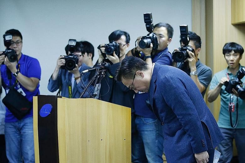 Mr Koh Dong Jin, president of Samsung Electronics' Mobile Communications Business, bowing at a news conference in Seoul on Friday. He said sales of its flagship Galaxy Note7 will be halted in 10 countries. Before the recall, the Galaxy Note7 had draw