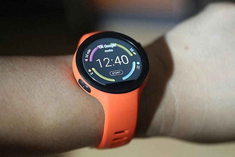 The Motorola Moto 360 Sport comes in three colours and features a single-piece silicone construction, which is supposedly resistant to fading and staining, and does not absorb perspiration. The Sport also has built-in GPS, something not found in many