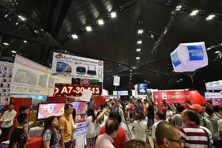 At last year's Comex 2015, the exhibition halls were so packed on one of the days that ushers had to temporarily stop people from accessing levels 4 and 6 for about 15 minutes to ease congestion.
