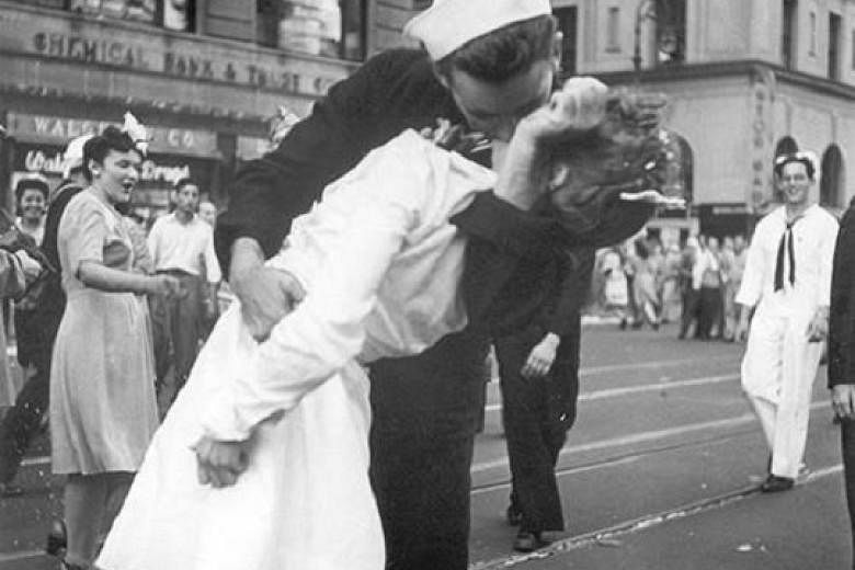 Woman kissed by sailor in famed photo at World War Two's end dies | The ...