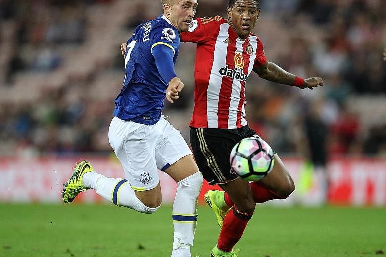 Patrick van Aanholt has had further tests after sitting out Sunday's league game but Sunderland have not decided when he will be fielded again.