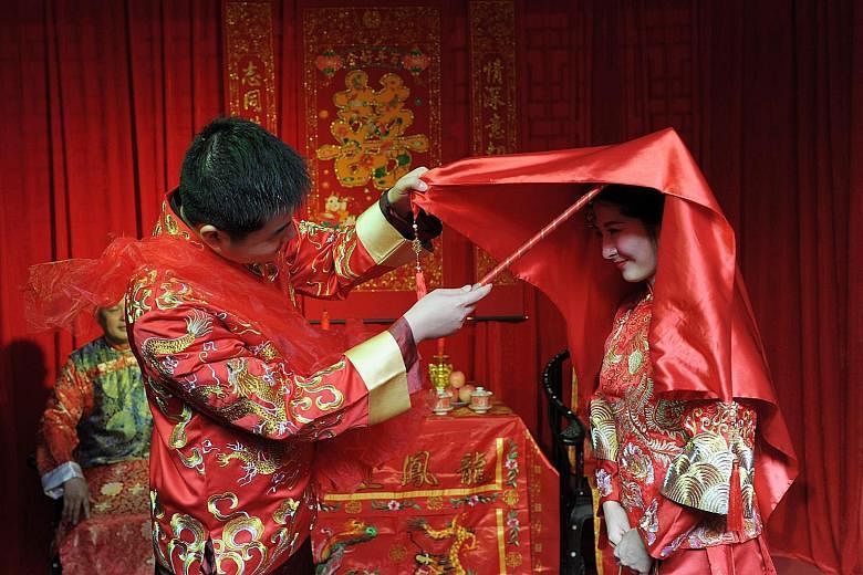 It's the stuff of Chinese period dramas: Bridegroom Shen Kai and his bride Shi Shaodan had their dream traditional Chinese wedding in their hometown of Huaihua in China's Hunan province on Sunday, complete with a wedding procession that included a pa