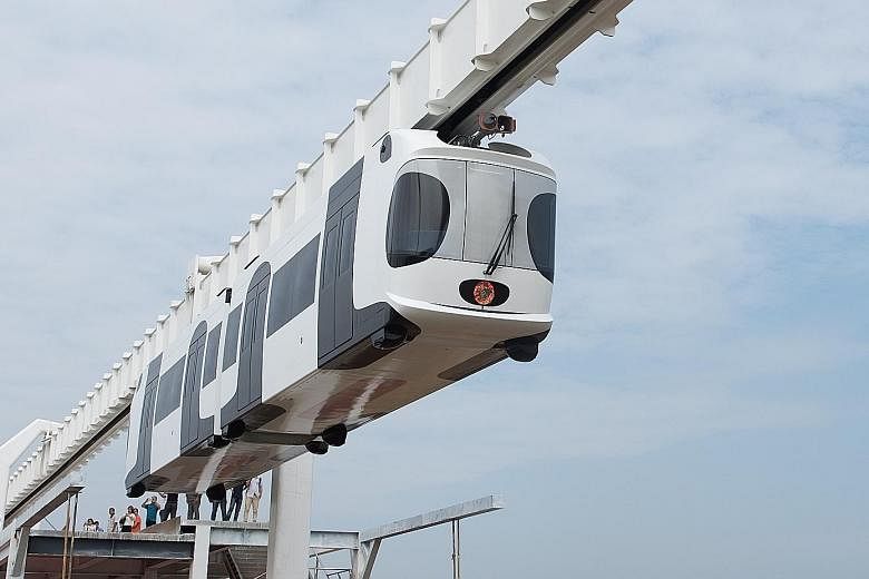 China's first suspension railway line finished its test run in Chengdu, capital of Sichuan province, yesterday. The train, powered by lithium batteries, has a speed of 60kmh. It successfully ran along the 300m test section of the track. The load capa