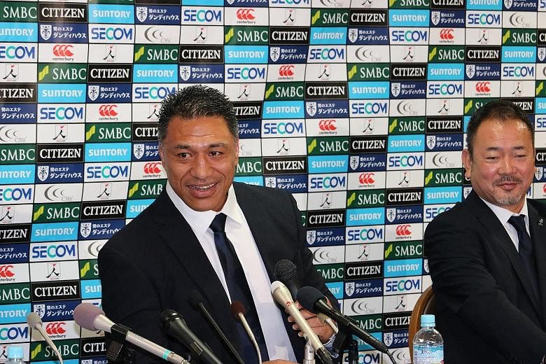 Filo Tiatia, at a Tokyo press conference yesterday, replaced his fellow former All Black Mark Hammett as the Sunwolves' head coach. He will focus on recruiting local players to strengthen the squad, in order to develop a strong national side for the 
