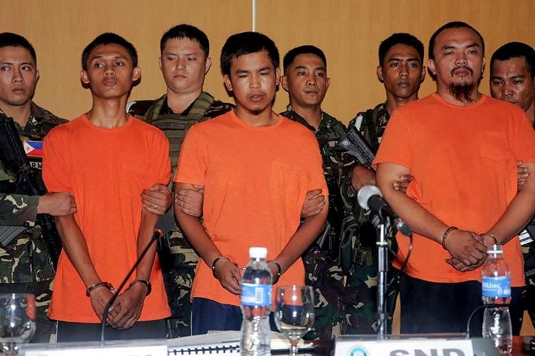 Davao Bombing Philippine Security Officials Arrest 3 Suspects Likely Linked To Isis The 
