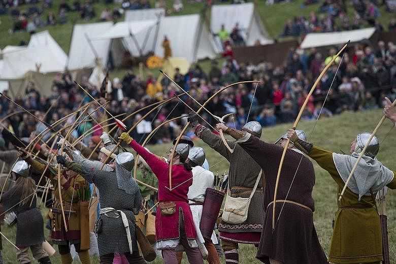 Clad in mediaeval garb and chain mail, aficionados of the Middle Ages gathered in East Sussex in southern England on Saturday to re-enact the Battle of Hastings, 950 years later. At the site of the pivotal event, a thousand "soldiers" representing th