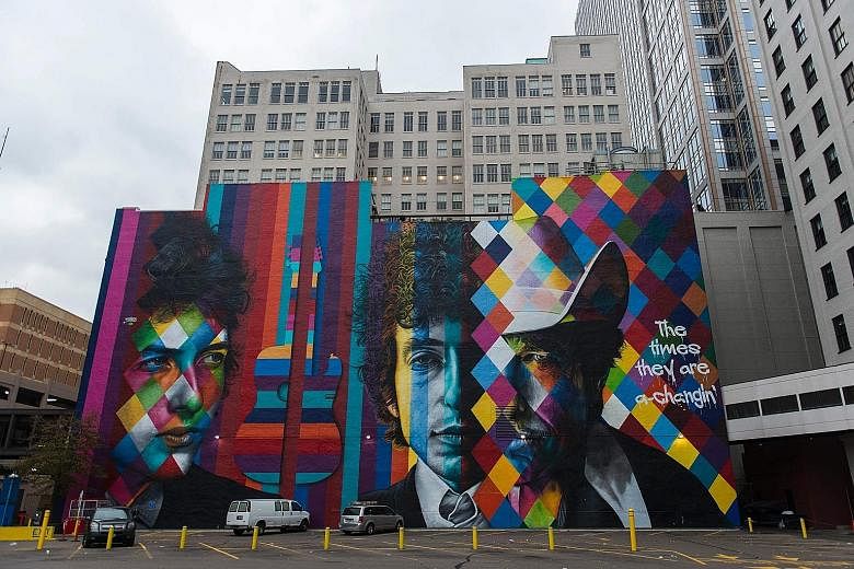 A mural of Bob Dylan by Brazilian artist Eduardo Kobra in downtown Minneapolis, Minnesota.
