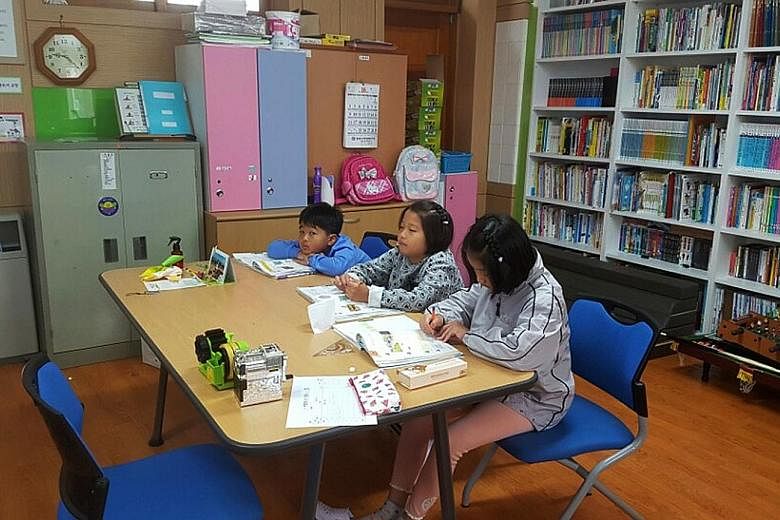 At Daenam Elementary School's Pungdo branch, which is the only school on Pung island off the western coast, there are only three pupils. Closing the school now would deny the children of an education, as the island is accessible only by ferry from the nea