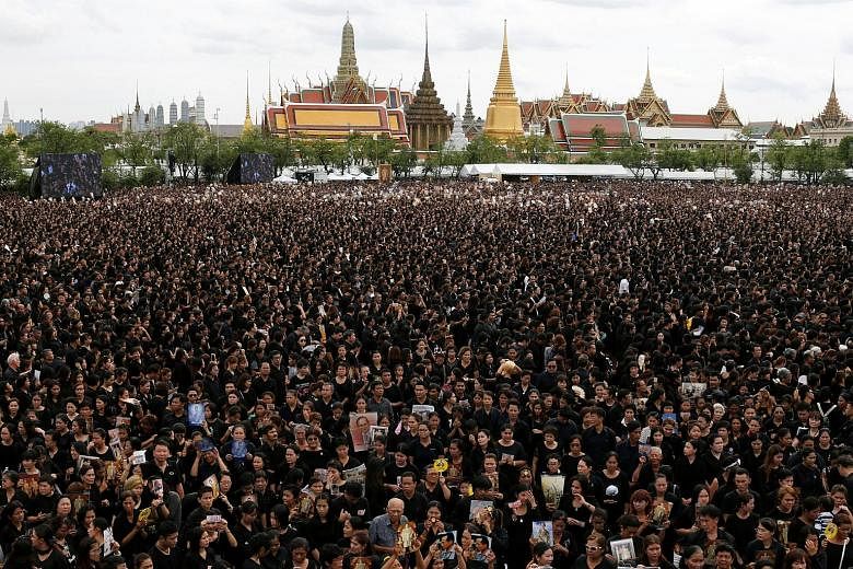 Yesterday, Thai citizens in mourning garb formed a sea of black, filling the large grassy field outside the royal compound and surrounding roads. They sang a royal anthem alongside a 100-piece orchestra and professional choir.