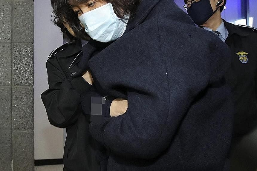 Ms Choi being taken to the Seoul Central District Prosecutors' Office yesterday.