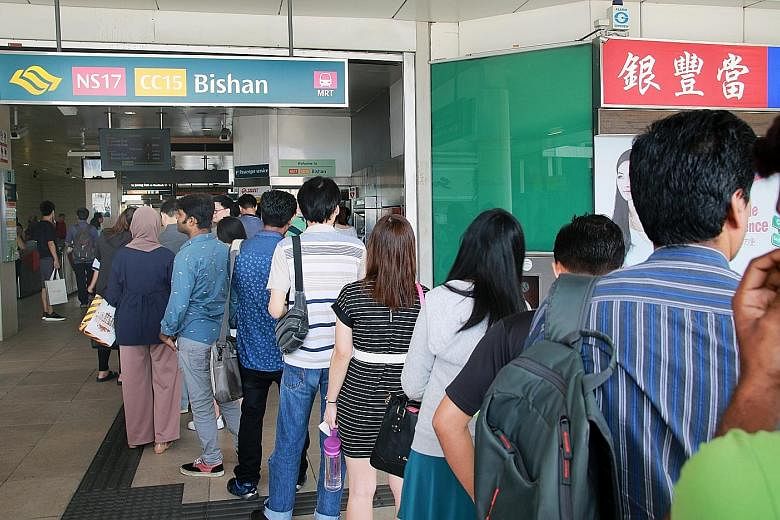 Commuters queueing to collect fare refunds and excuse slips yesterday, after an "intermittent signal fault" interrupted travel on the Circle Line, affecting thousands of commuters during the morning crush. At one point, service ground to a halt for o