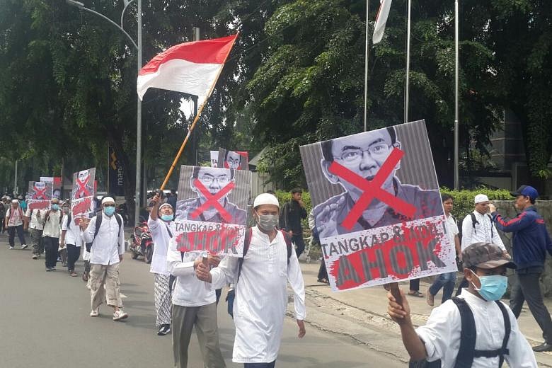 Jakarta Rally Descends Into Chaos; Jokowi Urges Protestors To Go Home ...